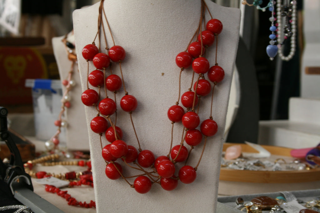 Collier multi-fils rouge corail dynamique
