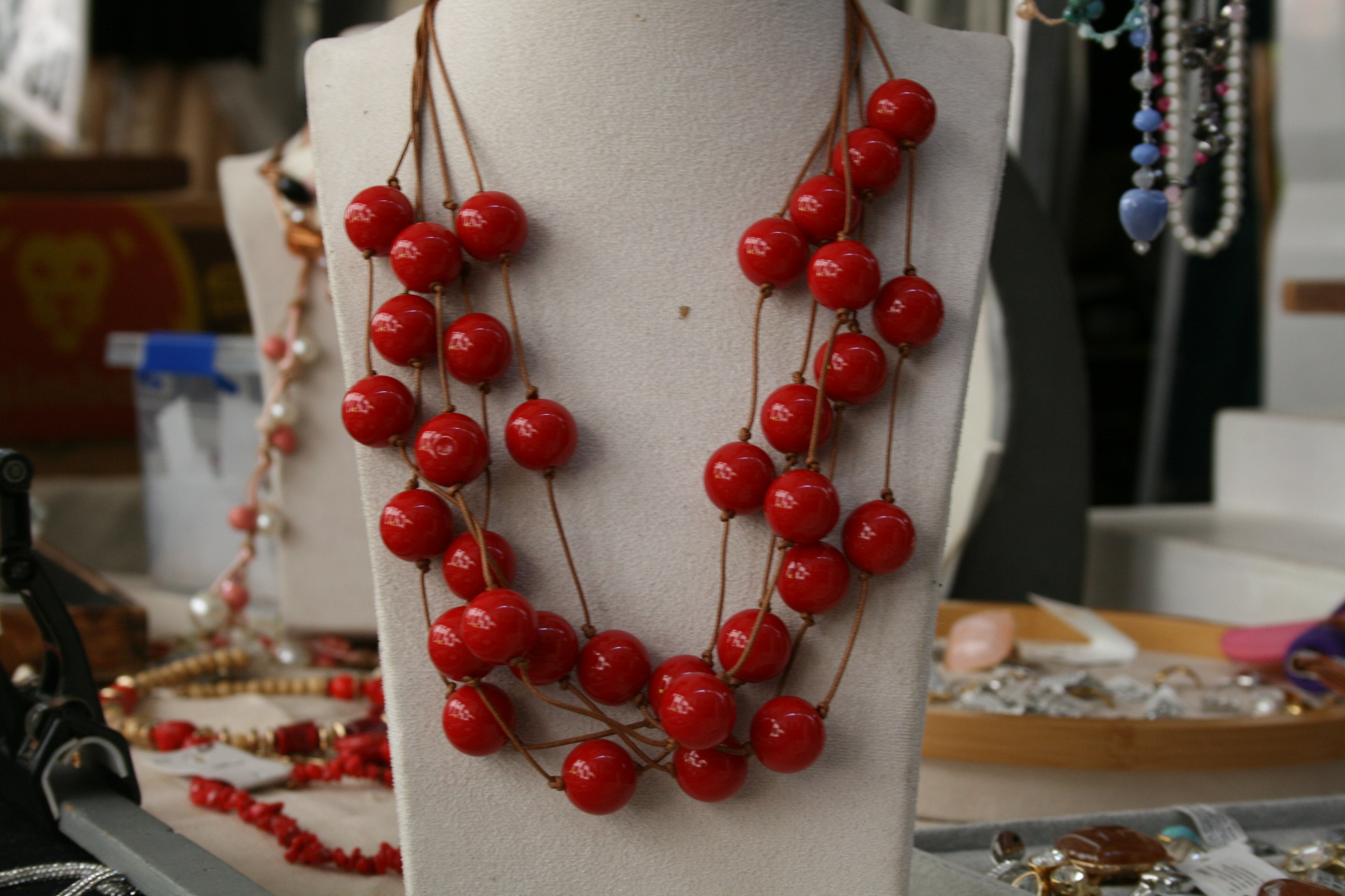Collier multi-fils rouge corail dynamique