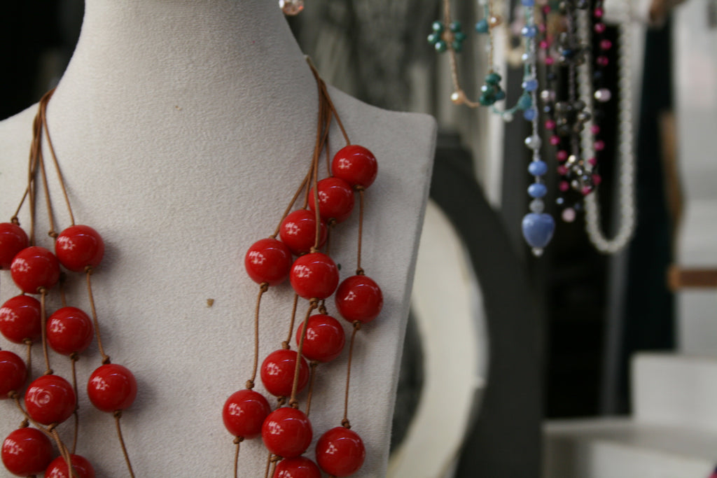 Collier multi-fils rouge corail dynamique