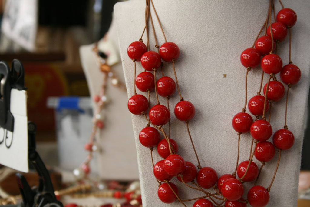Collier multi-fils rouge corail dynamique