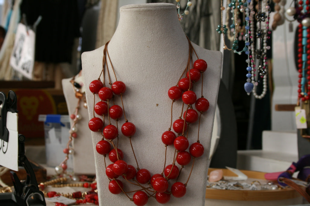 Collier multi-fils rouge corail dynamique